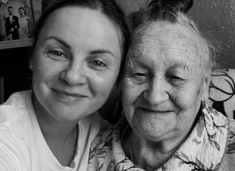 Юлия Проскурякова с бабушкой Надей: семейная утрата и воспоминания о детстве, февраль 2026