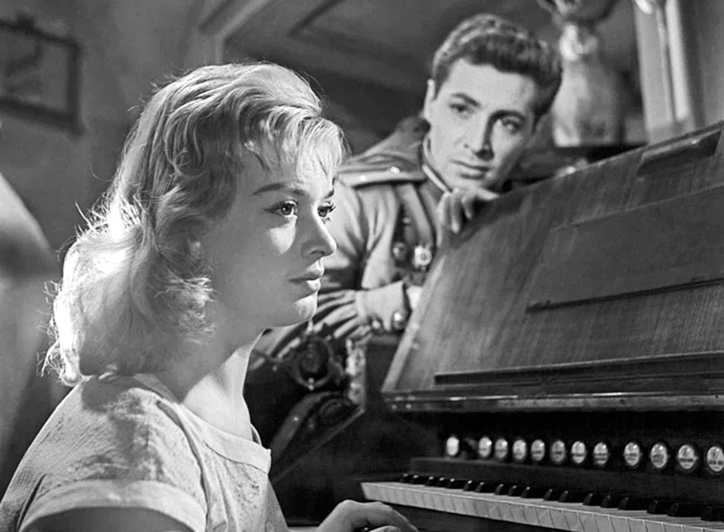 Яна Брейхова и Вячеслав Тихонов в фильме "Майские звезды".