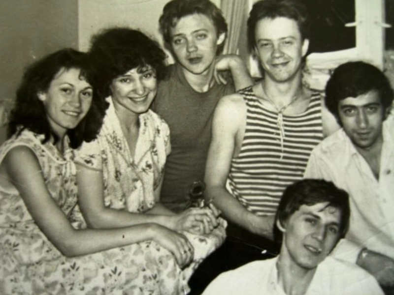 Виталий Кищенко в молодости (второй справа)