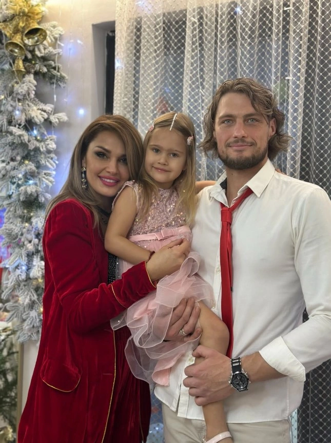 Ксения Задойнова с мужем Александром и дочерью