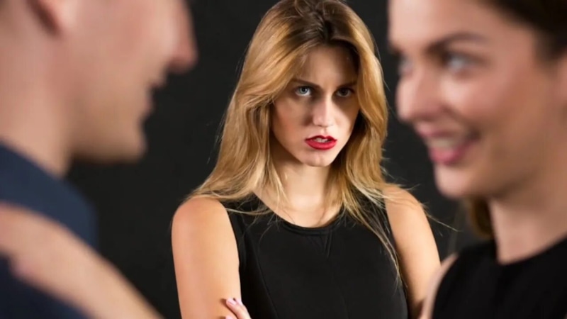 Скрытые эмоции общения: маски завистливого отношения