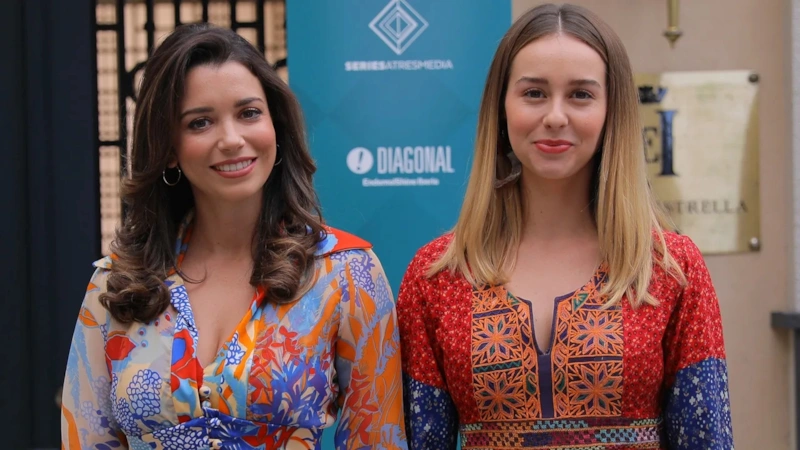 Паула Усеро и Кэрол Ровира в сериале «Любовь навсегда»
