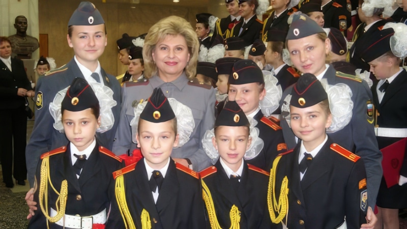 Татьяна Москалькова с воспитанницами кадетского корпуса