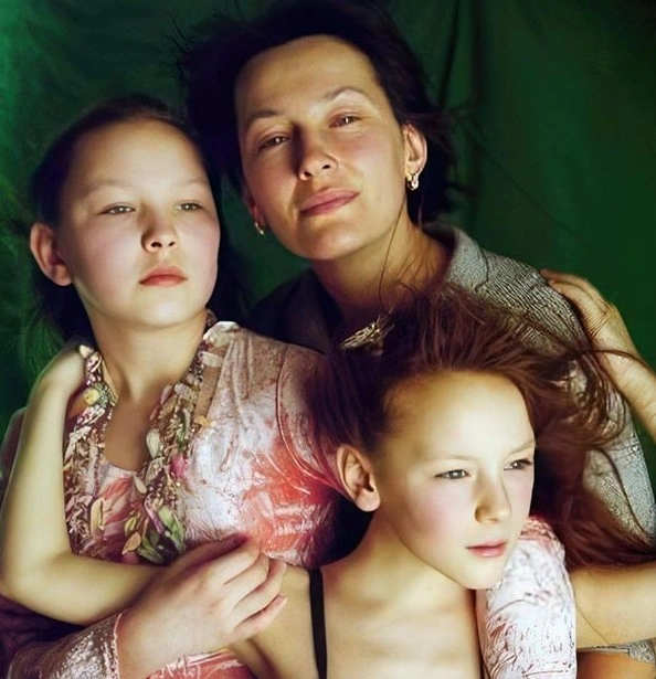 Полина Чернышова с сестрой и матерью в детстве