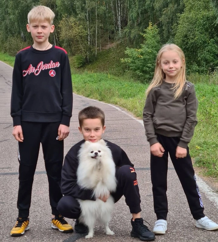 Кирилл (посередине), София (справа) и Никита (слева) Сарновские