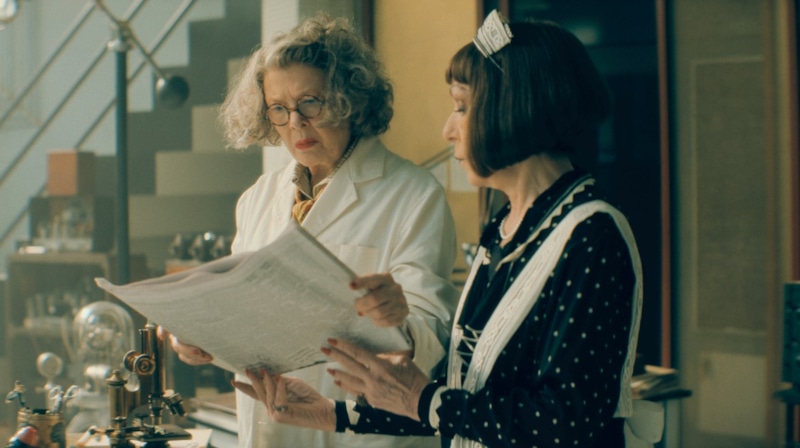 Аннетт Бенинг и Дженни Берлин в фильме «Невеста»