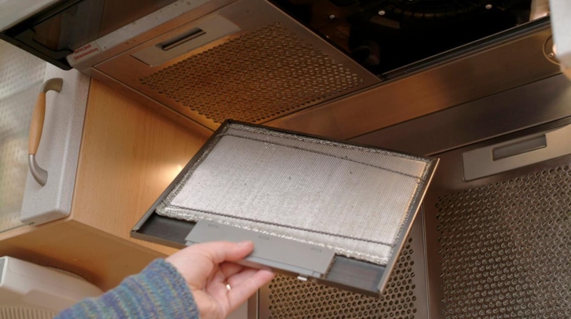 Чистая кухня без запахов: уход за техникой