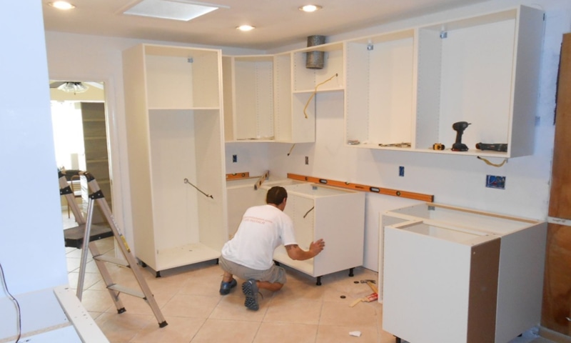 Практичный интерьер кухни: стены без плитки