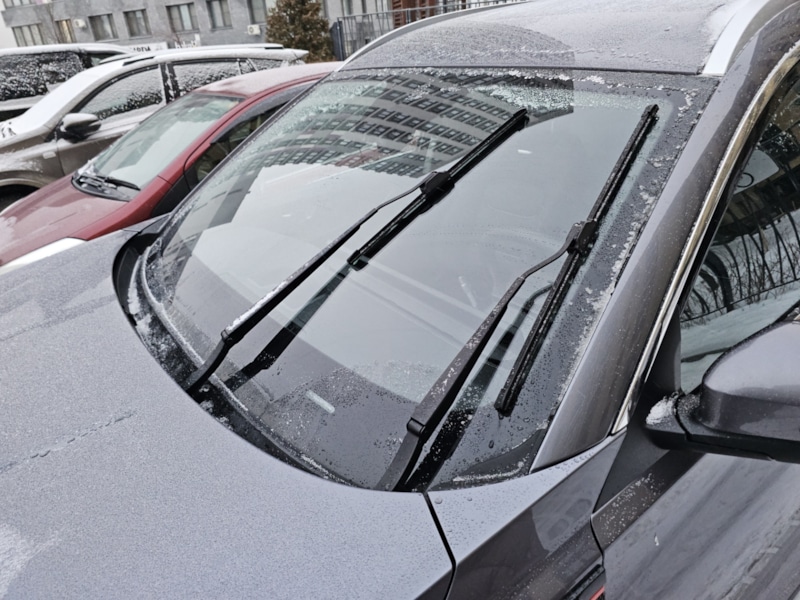 Зимняя хитрость водителей: дворники без льда