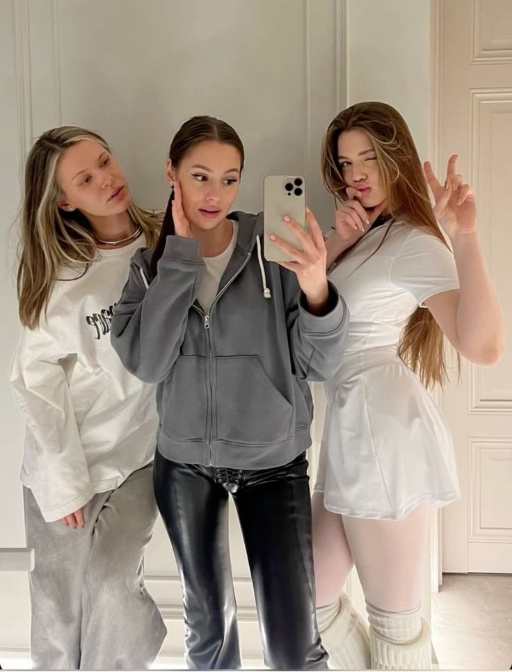 Мини Каролина и Аня Акулич