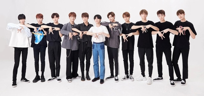 Чжай Сяовэнь и группа R1SE