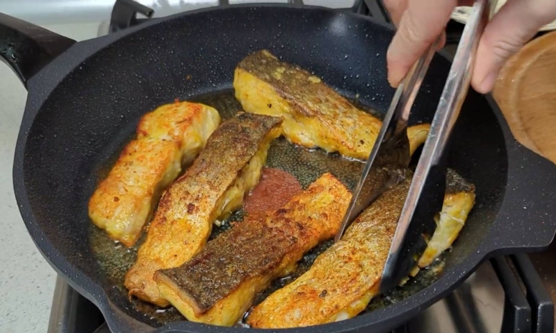 Кулинарная хитрость кухни: сочная рыба без запаха