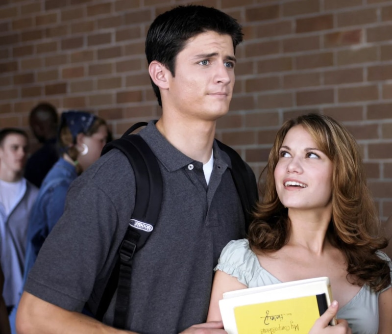 Бетани Джой Ленц и Джеймс Лафферти в сериале «Холм одного дерева»