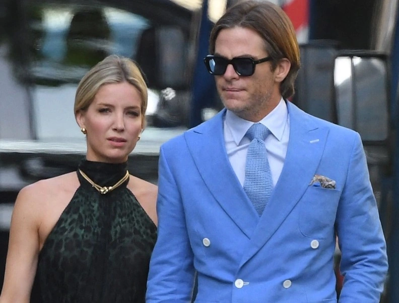 Аннабелль Уоллис и Крис Пайн