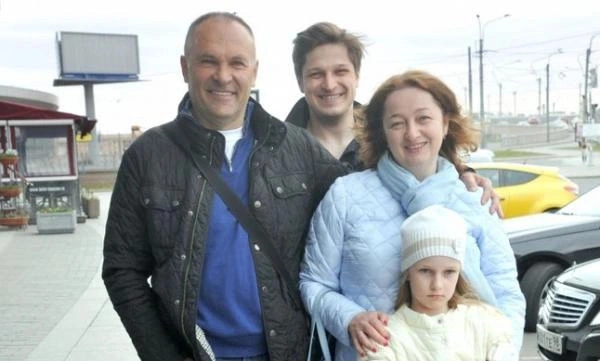 Елена Литвинова и Владимир Литвинов с детьми