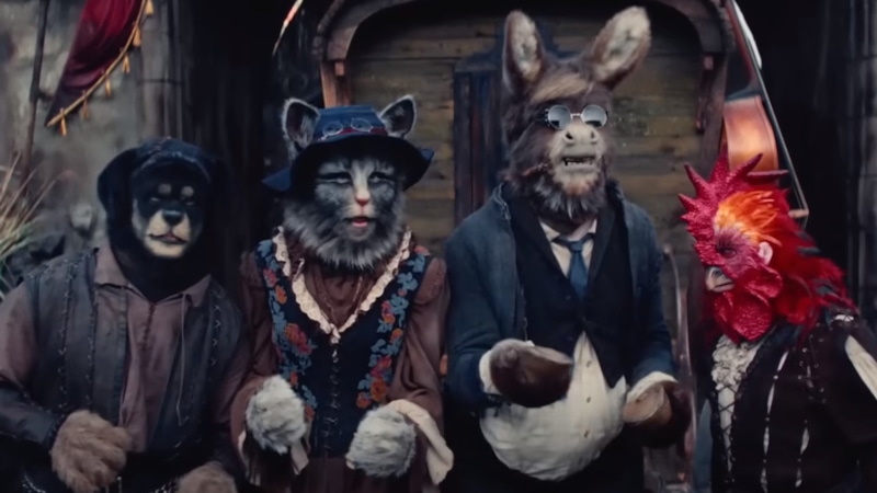 Аскар Нигамедзянов в костюме Петуха в фильме «Бременские музыканты»