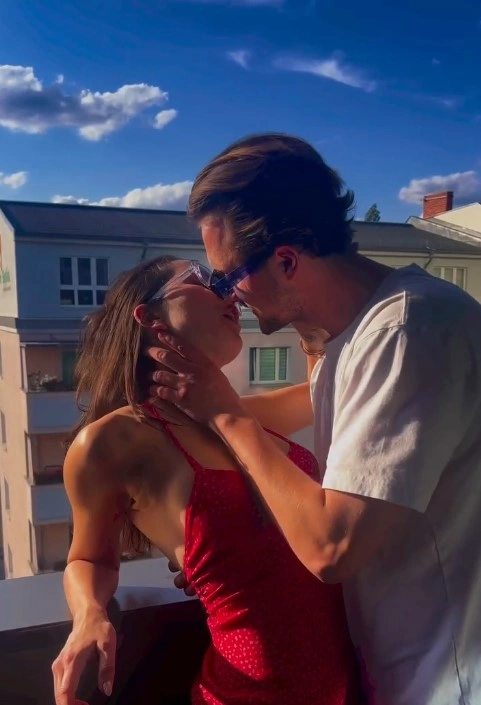 Даната Джабраилова с парнем