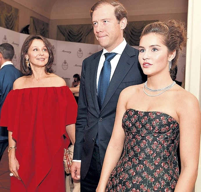 Денис Мантуров с дочерью и женой Денис Мантуров с дочерью и женой