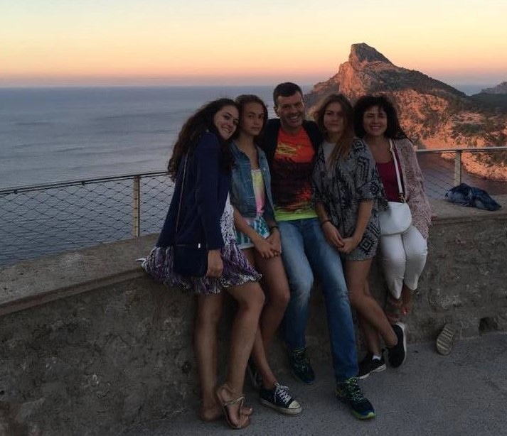 Алексей Комиссаров с женой и дочерьми Алексей Комиссаров с женой и дочерьми