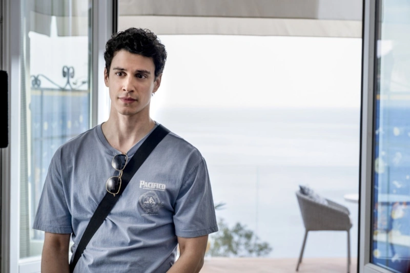 Адам Димарко в сериале «Белый лотос»