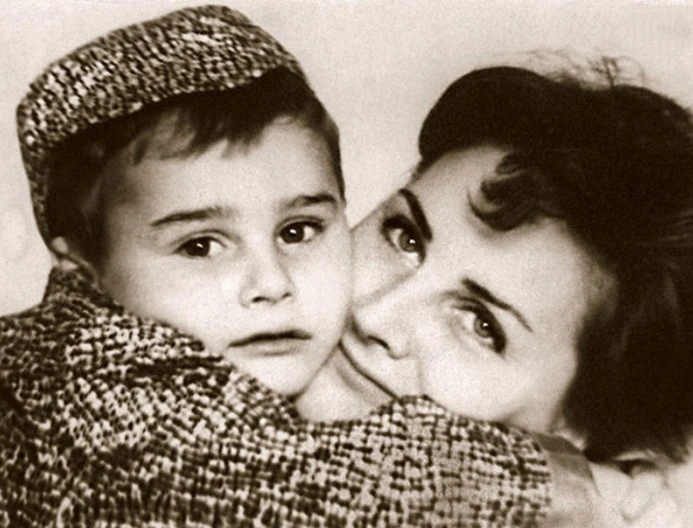 Юнона Карева и ее сын Юнона Карева и ее сын