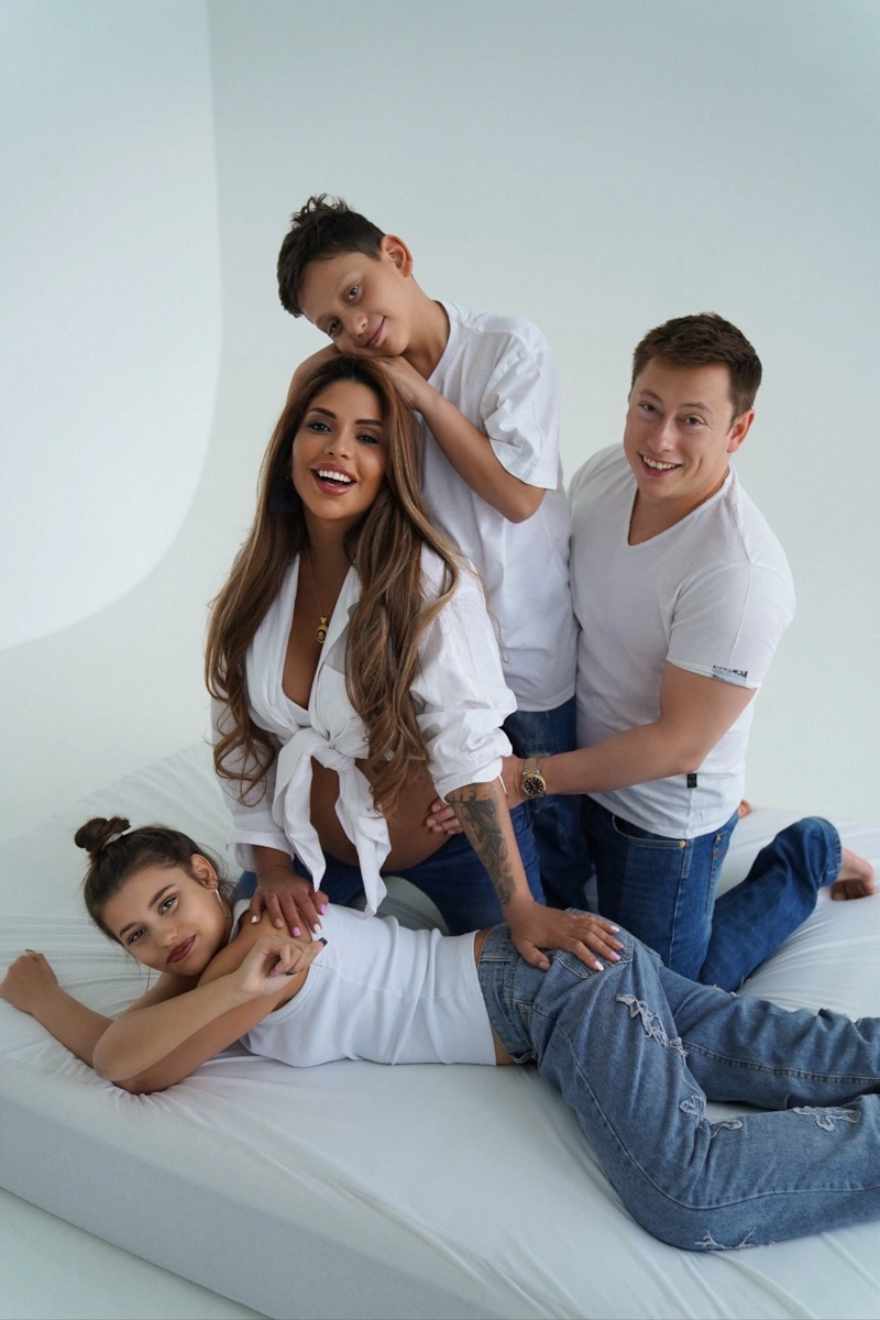 Габриэлла да Силва с мужем Виталием Чекулаевым и детьми Габриэлла да Силва с мужем Виталием Чекулаевым и детьми