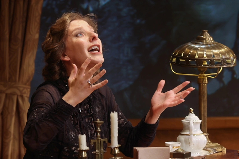 Лиза Арзамасова в спектакле «Зимние заметки о летних впечатлениях»