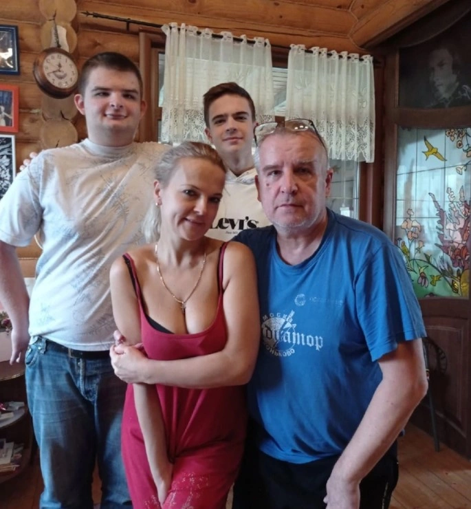 Виталий Окороков с женой и детьми