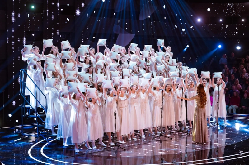 В финале шоу "Ну-ка, все вместе! Хором!" сошлись 10 сильнейших коллективов страны В финале шоу "Ну-ка, все вместе! Хором!" сошлись 10 сильнейших коллективов страны