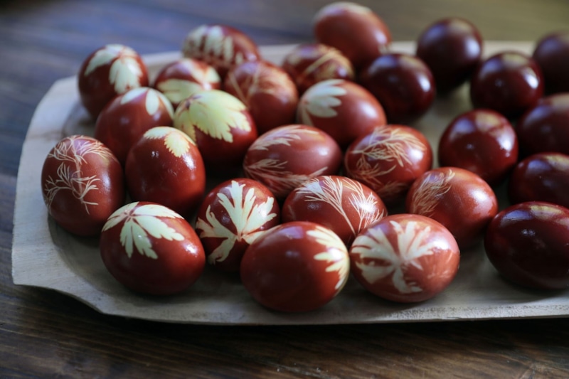 Пасхальные яйца кофе: натуральный цвет