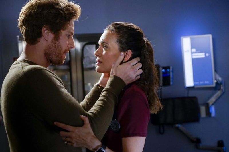 Ник Гелфусс и Торри Девито в сериале «Медики Чикаго»