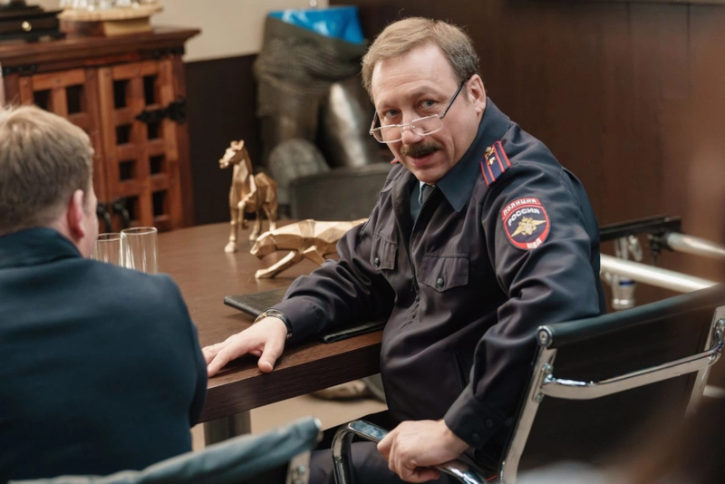 Георгий Дронов в сериале «Девушки с Макаровым» Георгий Дронов в сериале «Девушки с Макаровым»