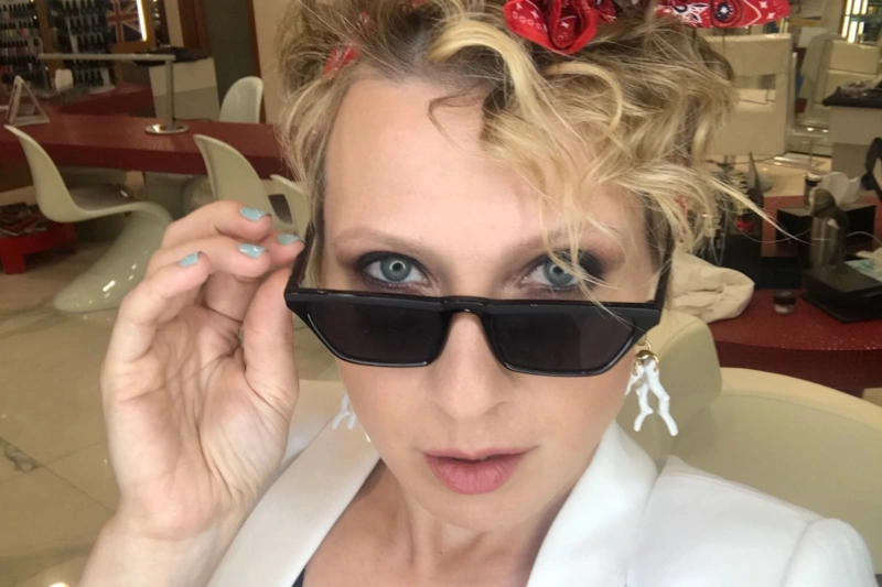 Яна Чурикова рухнула со сцены на бетон