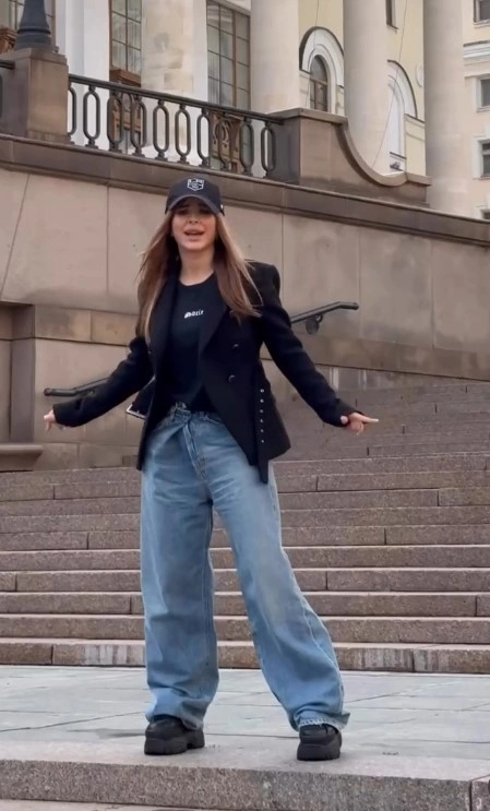 Ани Лорак в джинсах