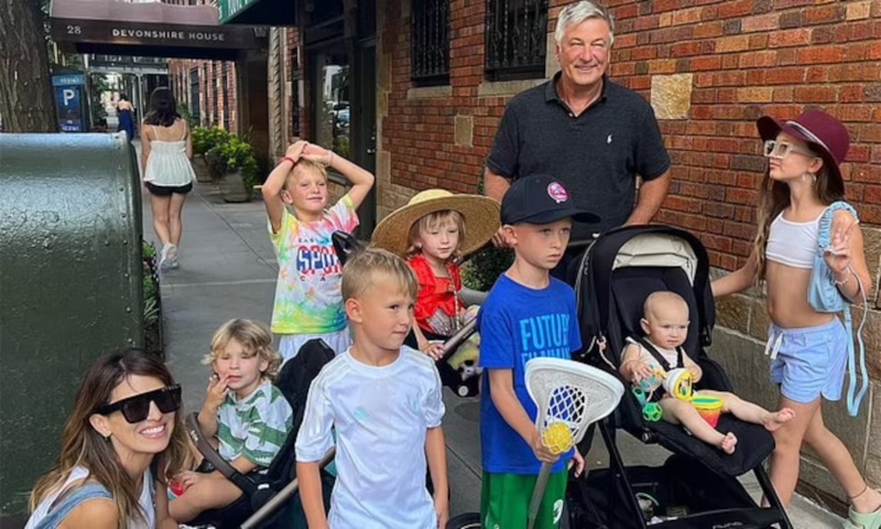 Алек Болдуин с детьми