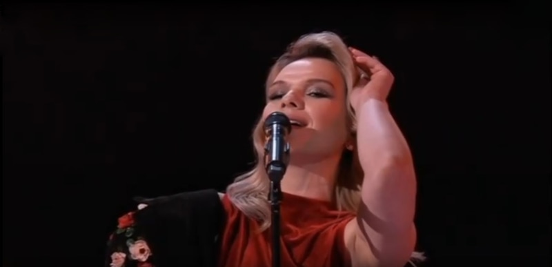 Ксения Мишуткина в шоу «Голос» на «Первом канале»