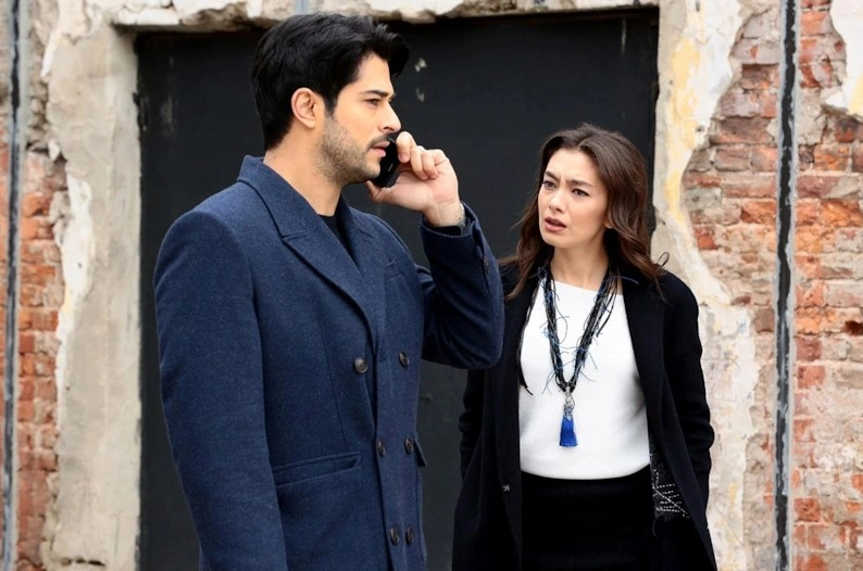 Бурак Озчивит и Неслихан Атагюль / кадр из сериала «Черная любовь»