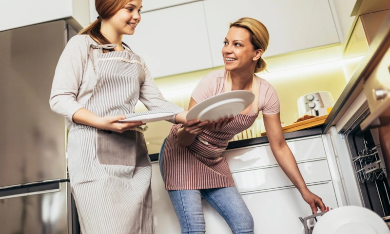 Тонкости гостевого этикета: границы в простых жестах