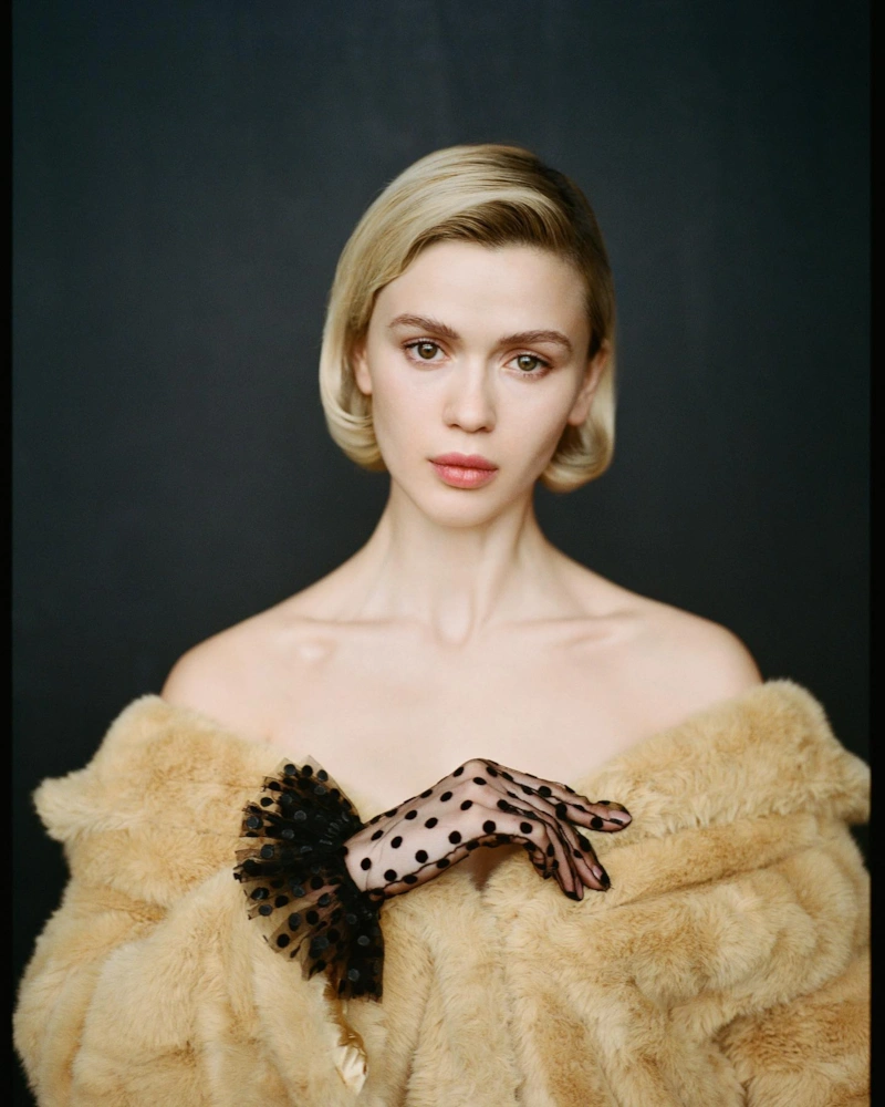 Блондинка Анна Богомолова