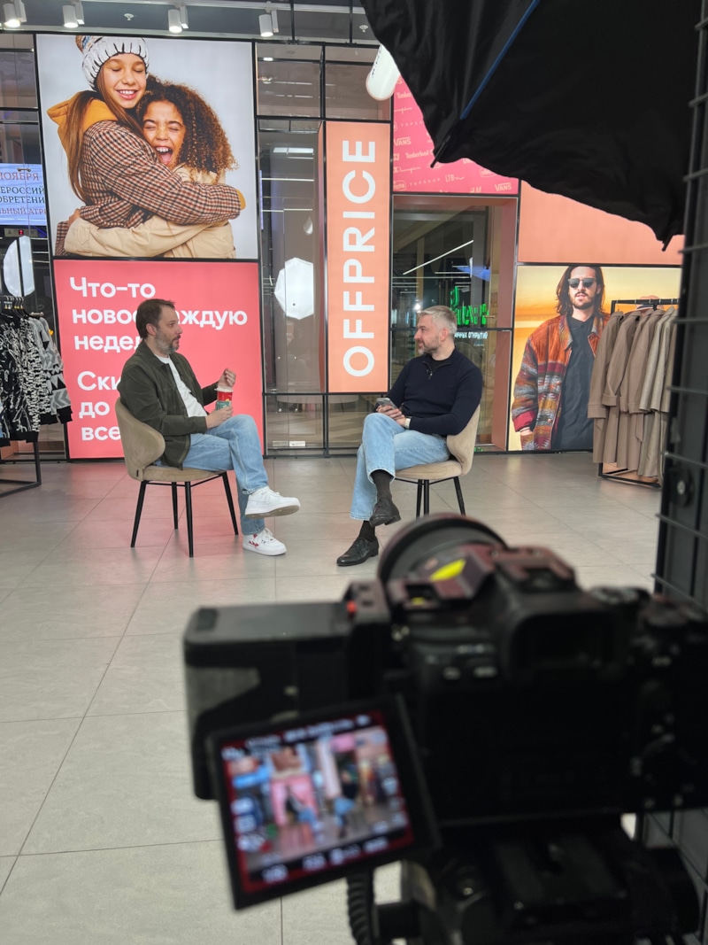 С писателем Александром Цыпкиным на съемках подкаста «Послушай Петра»