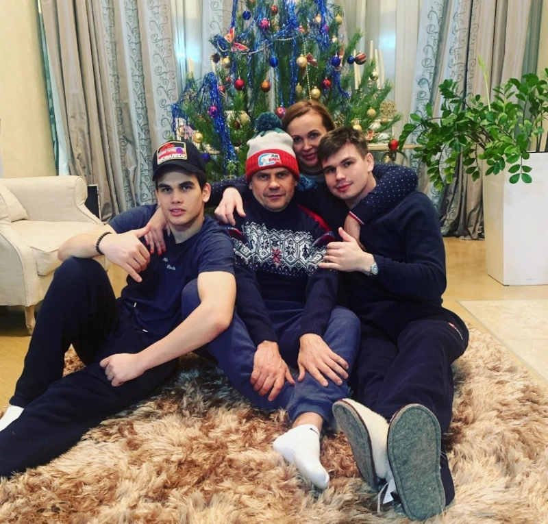 Дмитрий Квартальнов с женой и детьми