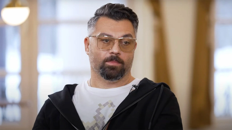 Алексей Чумаков устроил страстные танцы с эффектной блондинкой