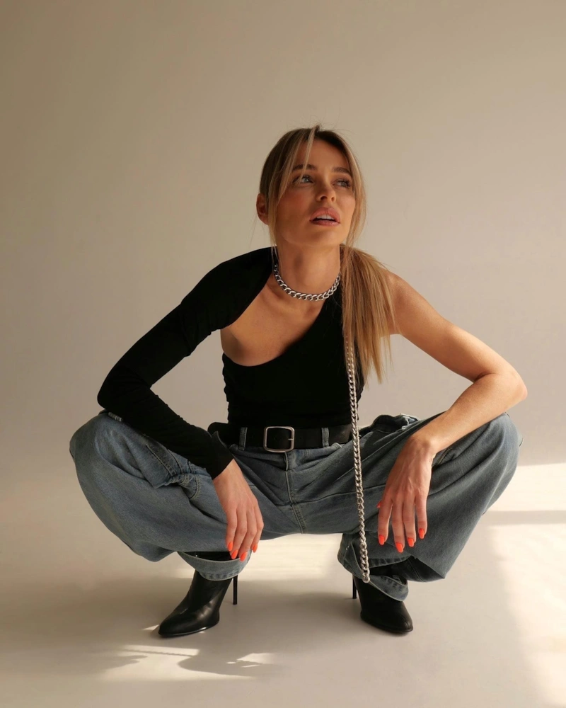 Анна Хилькевич в джинсах