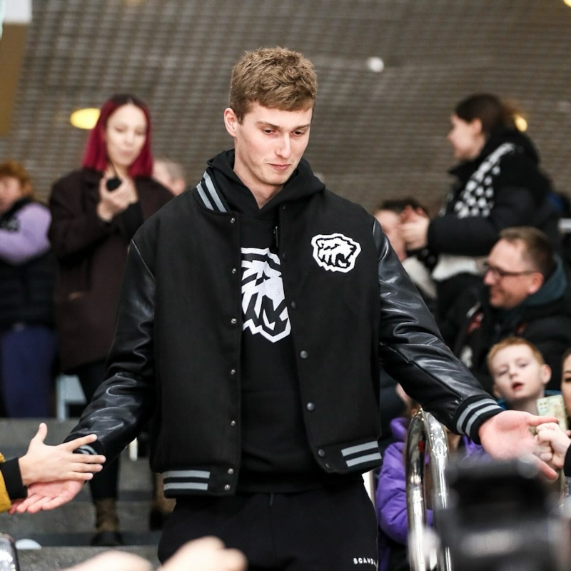 Хоккеист, защитник клуба «Трактор» Арсений Коромыслов 