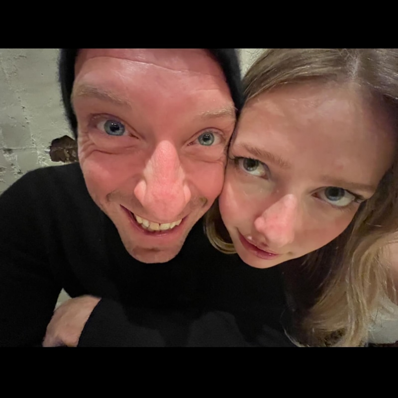 Эппл Мартин и отец Крис Мартин