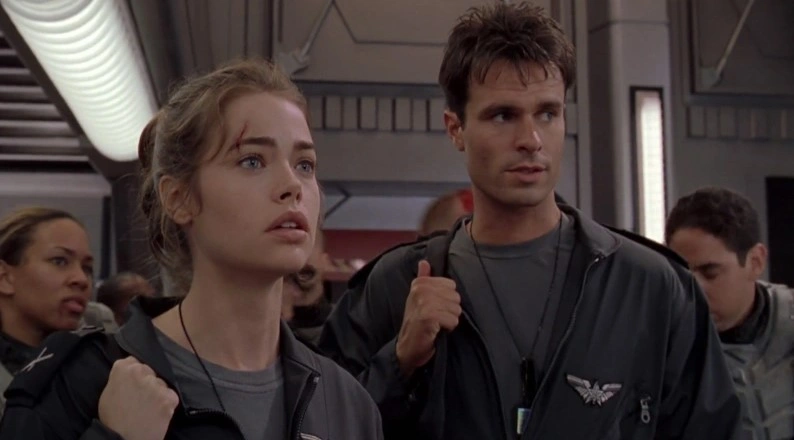 Дениз Ричардс и Патрик Малдун в фильме «Звездный десант»