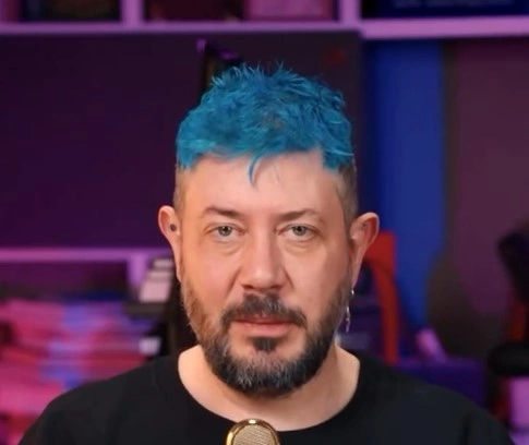 Синие волосы Артемия Лебедева