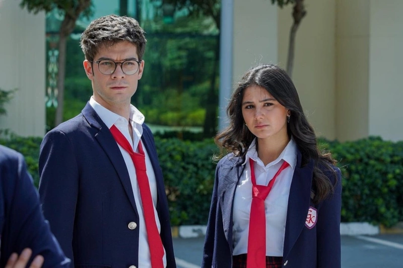 Хелин Кандемир и Бурак Джан в сериале «Услышь меня»