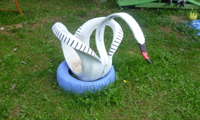 Дачный декор под запретом: старые шины
