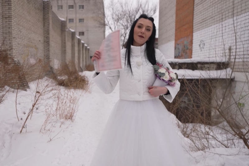 Юлия Дорофеева в день бракосочетания с осужденным в передаче «Ждули»